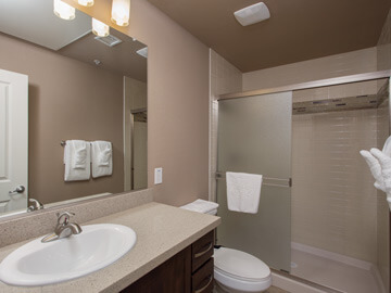 phoenix condo rentals - vallencia guest bathroom